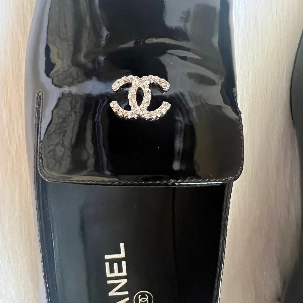 🔥CHANEL Patent Loafers
